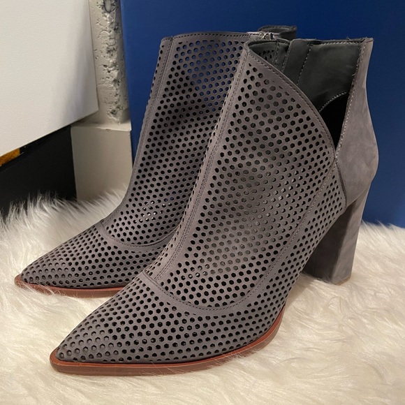 Vince Camuto Levesna Bootie In Gravel 
